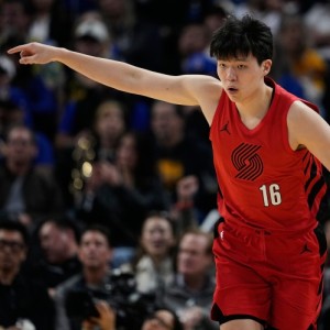 乐鱼电竞下载-镇守禁区！杨瀚森篮下补防直接摁帽封下对手投篮